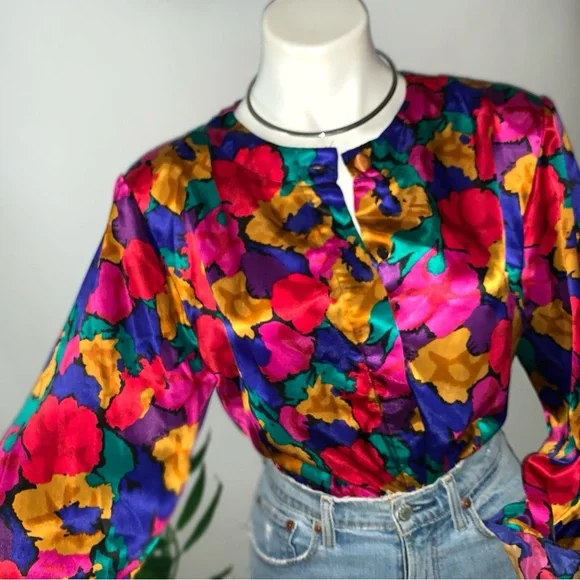 v i n t a g e :: Bold Floral Abstract Buttoned Satin Blouse - Picture 3 of 8